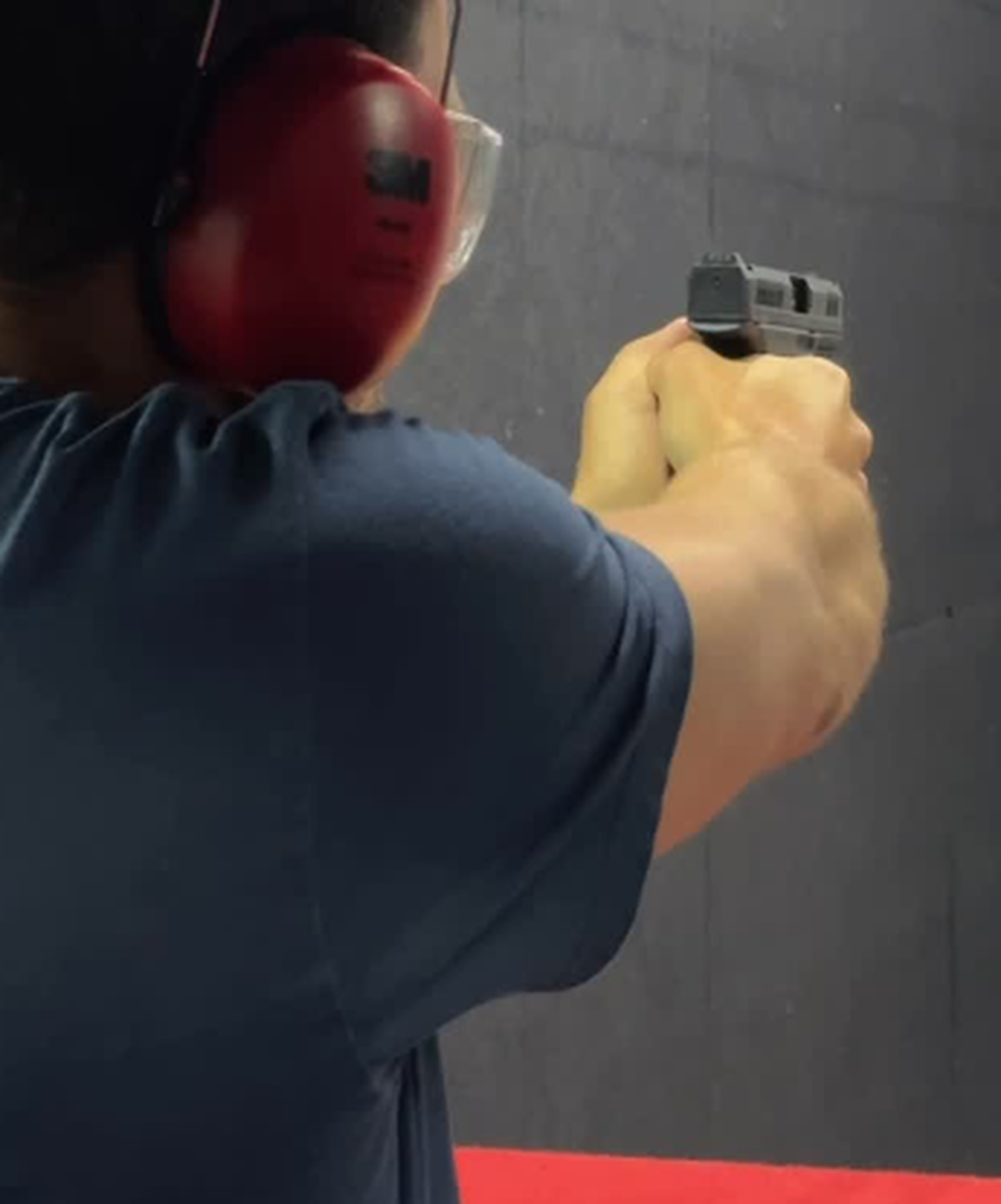 Cliente praticando tiro no estande da Impacto Armas