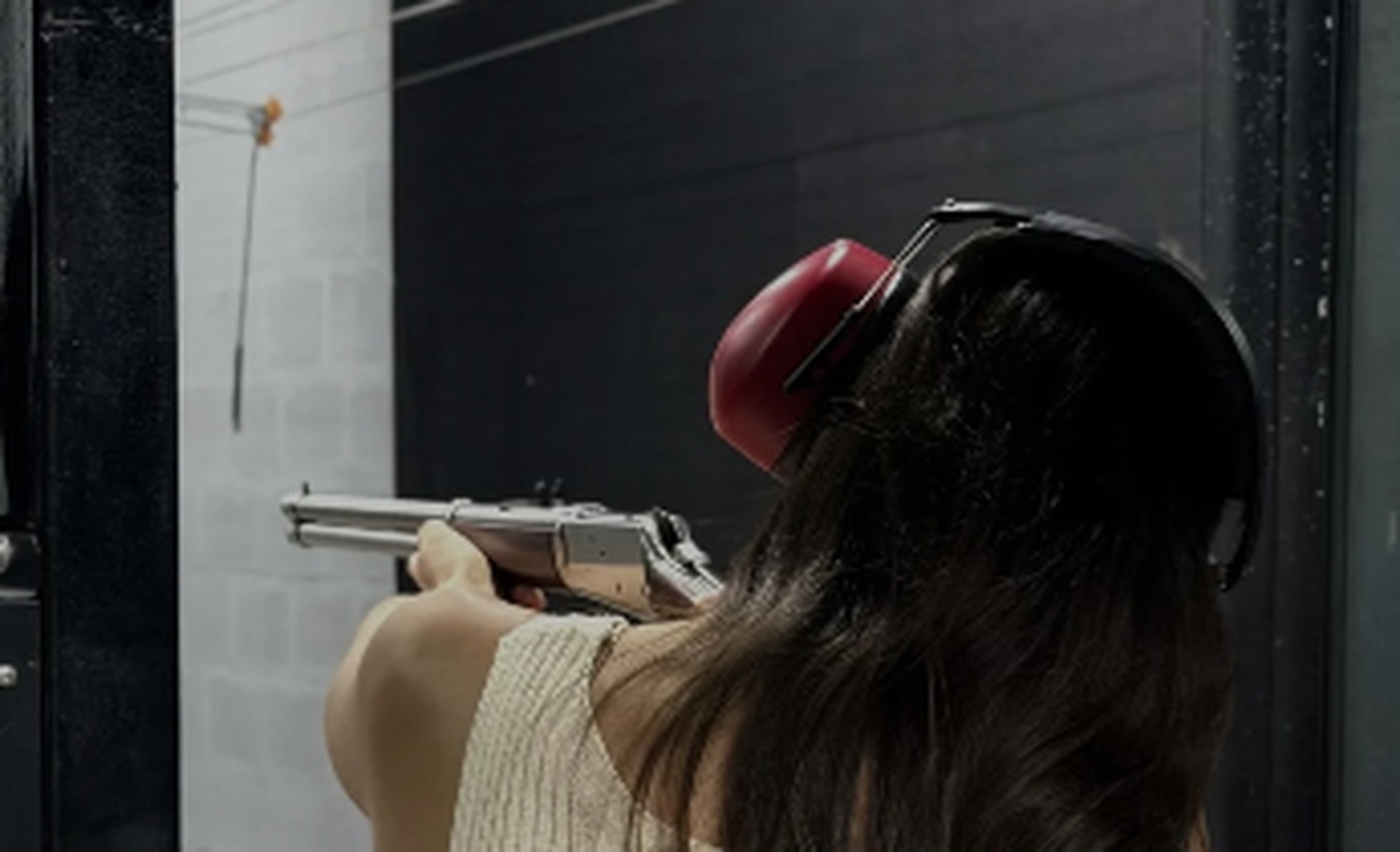 Cliente praticando tiro no estande da Impacto Armas